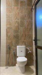 łazienka z toaletą i prysznicem w obiekcie Va’s home w mieście Kilifi