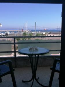 ガリポリにあるLa Stanza di Lauraの港の景色を望むバルコニー(テーブル付)