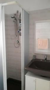 a bathroom with a sink and a shower at Appartamento a 300mt. dal mare in La Caletta