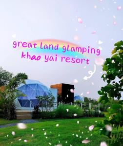 una foto de un jardín con las palabras "gran planificación de la tierra" kha yha resort en Greatland Glamping Khao Yai Resort, en Ban Khanong Phra Tai