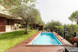 una piscina en el patio trasero de una casa en Villa Villacolle en Massarosa