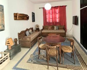 ein Wohnzimmer mit Möbeln und einem Tisch in der Unterkunft Anis 2 in Sousse