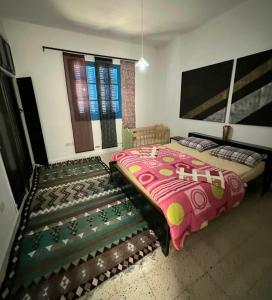 ein Schlafzimmer mit einem Bett und einer Bank darin in der Unterkunft Anis 2 in Sousse