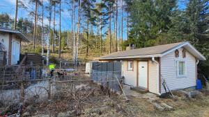 una piccola casa in mezzo a una foresta di Guesthouse with Sauna a Lahti