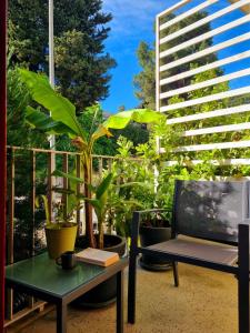 d'une table et d'une chaise sur un balcon orné de plantes. dans l'établissement Residenza Gramsci, à Matera