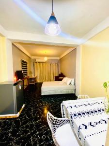 une chambre d'hôtel avec un lit et un canapé dans l'établissement Jhong Apartment, à Boracay