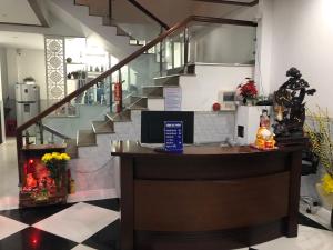 een lobby met een bureau en een trap op de achtergrond bij Kiều Thủy Hotel in Bao Loc