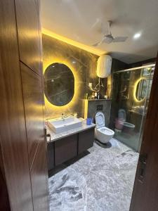 un baño con lavabo e inodoro en The LUTF, en Nueva Delhi 24 fotos más