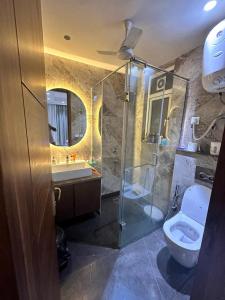 uma casa de banho com um chuveiro, um WC e um lavatório. em The LUTF em Nova Deli
