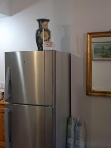 um frigorífico de prata com um vaso em cima em Appartement Cerine 1 , nur 100 Meter bis Tantana Strand em Port El Kantaoui