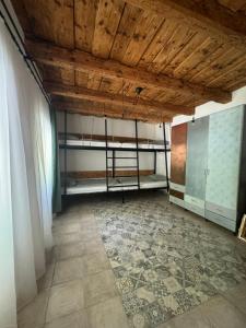 Pokój z łóżkiem piętrowym i drewnianym sufitem w obiekcie Banícka kuťka na Železníku w mieście Revúca