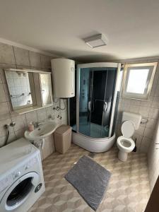 uma casa de banho com um chuveiro, um WC e um lavatório. em Vikendica Leona em Laktasi