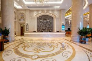 a large lobby with a large marble floor with a statue at Vienna Hotel Shenzhen Guangming Guangqiao Road Tianliao in Shenzhen