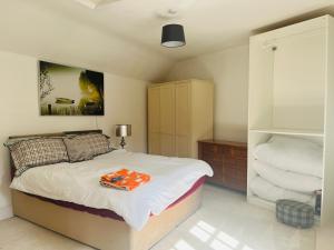 Postel nebo postele na pokoji v ubytování The Stables Coach Home