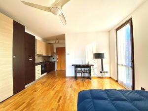 sala de estar con cama y ventilador de techo en Graziosa in coorte tranquilla con parcheggio gratuito riservato, en Cologno Monzese
