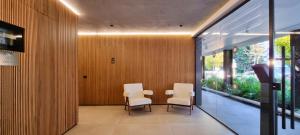 - une salle à manger avec deux chaises et une table dans l'établissement BnBIsrael apartments - Matmon Cohen Quartz, à Tel Aviv