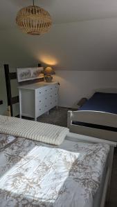 - une chambre avec 2 lits, une commode et un bureau dans l'établissement Ferienhaus nahe Krautsand, à Drochtersen
