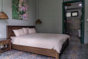 1 dormitorio con 1 cama y baño en Green Valley Cao Sơn en Hòa Bình
