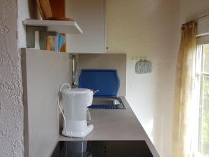 a white blender on a counter in a kitchen at Idyllic studio apartment near Kaifenheim and near the forest in Kaifenheim