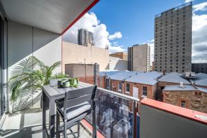 een balkon met uitzicht op de stad bij Paradiso on Bent Adelaide in Adelaide
