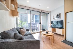 een woonkamer met een bank en een tv bij Paradiso on Bent Adelaide in Adelaide