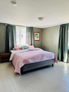 Postel nebo postele na pokoji v ubytování Leilighet på 80kvm i Søndeled