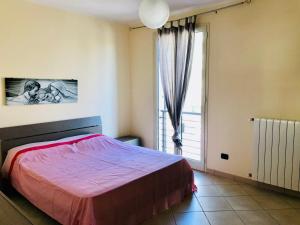 een slaapkamer met een bed en een groot raam bij Residenza zeus 6 in Gallipoli