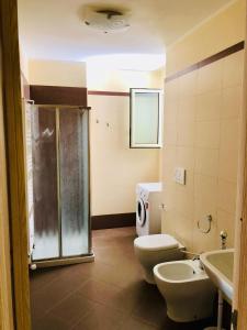 een badkamer met een toilet, een douche en een wastafel bij Residenza zeus 6 in Gallipoli