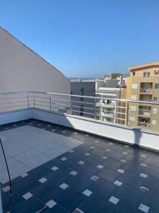 een uitzicht vanaf het balkon van een gebouw bij Ema Apartament in Durrës