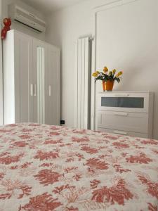 1 dormitorio con 1 cama con manta roja y blanca en tittihome, en San Remo