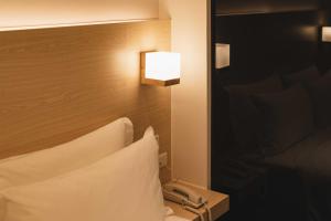 Postel nebo postele na pokoji v ubytování SWIIO Hotel Ximending