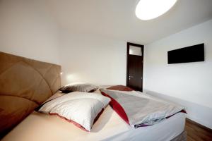 - une chambre avec un lit et 2 oreillers dans l'établissement Sunčica, à Velika Gorica