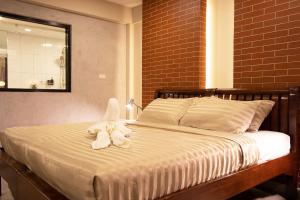 - une chambre avec un lit et des serviettes dans l'établissement Gate78 Hostel Maephim Beach, à Mae Pim