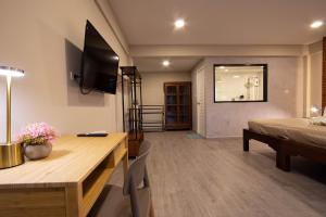 Cette chambre comprend un lit et un bureau. dans l'établissement Gate78 Hostel Maephim Beach, à Mae Pim