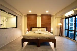 - une chambre avec un lit et une serviette dans l'établissement Gate78 Hostel Maephim Beach, à Mae Pim