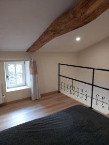 1 dormitorio con cama y ventana en Gîte à 25 minutes du Puy du Fou, en Montournais