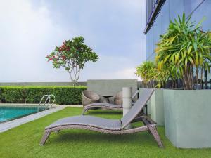 Kolam renang di atau dekat dengan Icon Suite Petaling Jaya Studio Suite Garden View