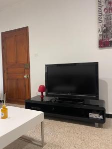 a flat screen tv sitting on a black entertainment center at Appartement en plein Centre in Calvi