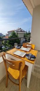 drewniany stół z kieliszkami do wina na balkonie w obiekcie Sea Garden w Kaş