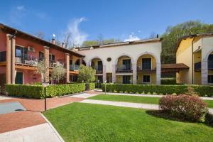a courtyard of an apartment building with a lawn at Apartment Ponte Tesina in Castion Veronese