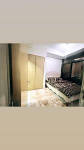 1 Schlafzimmer mit 2 Betten in einem Zimmer in der Unterkunft Burj al arab and seaview in Dubai