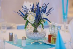 wazon z kwiatami na stole w obiekcie GOSTILNA IN PIZZERIA KOVAČ w mieście Litija