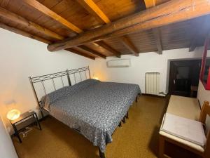 ein Schlafzimmer mit einem Bett und einem Stuhl in einem Zimmer in der Unterkunft Casa Nora in Manerba del Garda