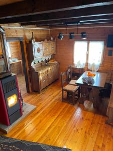 una cocina antigua con mesa y fogones en Chalet Aledia en Pessinetto