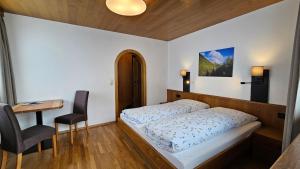 1 dormitorio con cama, mesa y escritorio en Berggasthaus Steinerkogl, en Brandberg