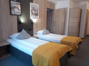 a hotel room with two beds in a room at Stacja 605 in Karpacz