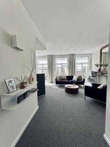 - un salon avec un canapé et une table dans l'établissement Magnifique appartement au coeur du SABLON !, à Bruxelles