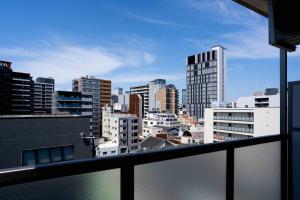 uma varanda com vista para o horizonte da cidade em b&通天閣店 em Osaka