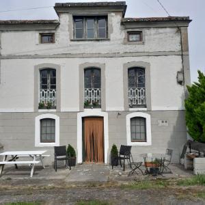 Casa Leandro : مبنى امامه طاولة وكراسي