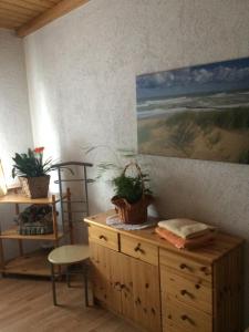 a room with a wooden dresser with a painting on the wall at Otterbau in Belgern